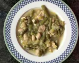 Herzhafter Bohneneintopf mit Fleischstücken und weißen Bohnen, ein tolles Rezept für kalte Tage.