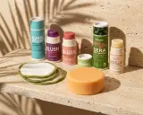 Cosmetici non testati su animali: stick illuminante, blush viola e rosa, cera per capelli, balsamo labbra alla vaniglia e dischetti struccanti.