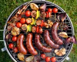 Kiełbaski, szaszłyki z boczkiem, warzywa i czosnek na grillu. Idealne pomysły, co na grilla tanio i smacznie!