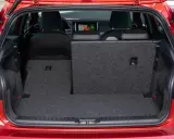 Maletero abierto de un Seat Ibiza rojo, mostrando su gran capacidad. Ideal para viajes, la capacidad maletero Seat Ibiza es sorprendente.