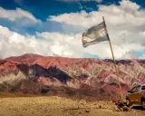 Wielobarwne góry w Argentynie, flaga powiewa na wietrze. Czy Argentyna jest bezpieczna? Podróż przez malownicze krajobrazy.