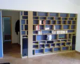 Bibliothèque modulable, un projet diy pour organiser livres et objets. Elle s'intègre parfaitement dans un salon.