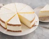 Ein köstlicher Geburtstagskuchen, perfekt für jedes Fest. Dieses Geburtstagskuchen Rezept ergibt eine luftige Torte mit cremiger Füllung, bestäubt mit Puderzucker.