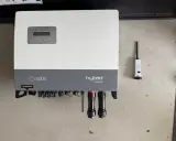 Solis hybrid växelriktare med display och anslutningar. Bredvid syns en liten antenn.