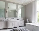 Ett lyxigt badrum med marmor, dubbla handfat, stor spegel och ett badkar. Perfekta inredningstips badrum för en elegant känsla.
