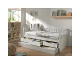 Vit barnsäng med förvaring i form av lådor under. Sängen har en vit sänghimmel och en kudde med fjäderprint.