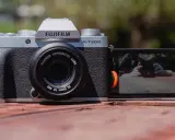 Fujifilm X-T200, una delle migliori mirrorless economiche, con obiettivo 35mm f/2. Schermo LCD inclinabile.
