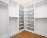 Ideas para vestidor cerrado: estanterías blancas y barras para colgar ropa, creando un espacio organizado y funcional.