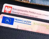 Polskie prawo jazdy i dowód osobisty w portfelu. Numer prawa jazdy jest widoczny na dokumencie z flagą UE.