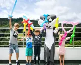 Dzieci z animatorami w strojach postaci z balonów tworzą miecze i serca. Wspaniałe beskidy atrakcje dla dzieci na wakacjach.