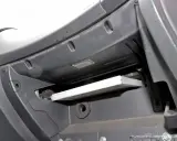 Nowy filtr kabinowy w schowku Ford Focus MK3. Wymiana jest prosta, wystarczy otworzyć schowek i wyjąć stary filtr.