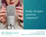 Kiedy chrypka wieczorem niepokoi? Dwie dłonie zbliżają się do mikrofonu, sugerując troskę o głos.