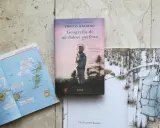 Mappa delle Canarie, libro "Geografia di un dolore perfetto" e illustrazione di uno zaino in un bosco innevato.