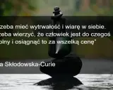 Kamienie ułożone w stos symbolizują wytrwałość. Cytaty motywacyjne Marii Skłodowskiej-Curie przypominają o wierze w siebie i dążeniu do celu.