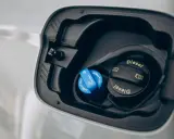 Tapa del depósito de AdBlue y diésel de un Peugeot 3008. Si tienes un problema depósito AdBlue Peugeot 3008, revisa estas tapas.