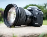 Profesjonalny aparat Canon EOS 5D Mark III z obiektywem, idealny do fotografii produktowej.