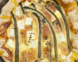 Pyszny quiche ze szparagami i serem feta, z chrupiącym ciastem francuskim. Idealny na wiosenny obiad.