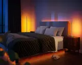 Gemütliches Schlafzimmer mit indirektem Licht, das eine warme, einladende Atmosphäre schafft.
