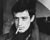 Jean-Paul Belmondo, z papierosem w ustach, w płaszczu, jakby właśnie wysiadł z pociągu do Gdyni.