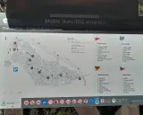 Mapa turystyczna Błędnych Skał w Górach Stołowych. Znajdziesz tu szlaki, punkty widokowe i nazwy formacji skalnych, np. "Skalne Siodło".