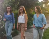 Trois femmes profitent d'une promenade paisible, savourant le moment présent. Une scène de slow tech, où la connexion humaine prime sur le numérique.