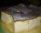 Puszysty sernik, który każdemu wychodzi, pokrojony w kostkę, z delikatną polewą. Idealny na deser.