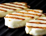 Pyszne halloumi z grilla, z apetycznymi paskami, gotowe do podania.