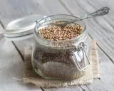Un bocal en verre rempli de sarrasin, prêt à être cuisiné. C'est quoi le sarrasin ? Une graine nutritive et polyvalente.