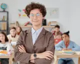Nauczycielka w klasie, symbol nowoczesnego systemu edukacji w Szwecji. Uczniowie skupieni na lekcji.