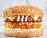 Pyszny burger drwala przepis: soczysty kotlet, chrupiące panierowane jajko, ser i biały sos na sezamowej bułce.