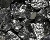 Gros plan sur des morceaux de silicium brut, brillant et anguleux. Ce matériau est essentiel pour de nombreux bienfaits technologiques et industriels.
