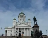 Pomnik cara Aleksandra II i biała katedra z zielonymi kopułami – to właśnie tu są Helsinki.