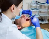 Pacjent u dentysty. Czy dentysta może wystawić L4? Zależy od stanu pacjenta i przepisów.
