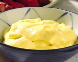 Krämig aioli i en skål, perfekt för ditt nästa aioli recept.