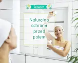 Kobieta stosuje dezodorant, szukając naturalnych sposobów na pocenie się pod pachami.