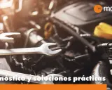 Herramientas sobre un motor de coche. Si escuchas un ruido motor coche parado, es hora de una revisión.