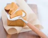 Brunost, czyli tradycyjne potrawy norweskie, kroimy nożem do sera.
