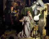 Ein Alchemist im Mittelalter, umgeben von Büchern und Geräten, beobachtet fasziniert eine glühende Flüssigkeit. Ein junger Gehilfe hält eine Kerze, während ein weiterer Mann zusieht.