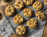 Des cookies aux pépites de chocolat, parfaits pour une recette cookie Pierre Hermé. Ils refroidissent sur une grille.