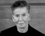Portret Calvin Klein, projektanta znanego z minimalistycznego stylu.