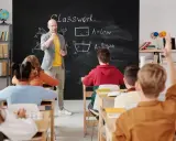 Nauczyciel tłumaczy matematykę, a uczeń podnosi rękę. Ciekawe, ile zarabia nauczyciel za taką pracę?