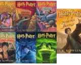 Okładki książek z uniwersum Harry'ego Pottera: Kamień Filozoficzny, Komnata Tajemnic, Więzień Azkabanu, Czara Ognia, Zakon Feniksa, Książę Półkrwi i Insygnia Śmierci.