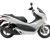 Biały skuter Honda PCX. Zastanawiasz się, jakie są pojemności motocykli? Ten model to świetny wybór na miasto.