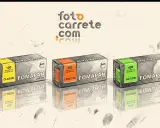 Tres tipos de carretes de fotos Fomapan: Classic 100, Creative 200 y Action 400, con sus cajas y reflejos.