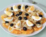 Un refrescante remojón granadino con naranja, bacalao desmigado, huevo duro, cebolla y aceitunas negras.