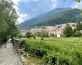 Passeggiata verso il borgo di Villetta Barrea, tra prati verdi e case arroccate sul monte. Scopri cosa vedere a Villetta Barrea!