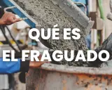 Hormigón fresco vertiéndose de una mezcladora. El proceso de fraguado del hormigón es crucial para la construcción.