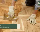Ręce w rękawiczkach układają parkiet. Widać narzędzie do rozprowadzania kleju.