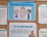 Plakat informuje o prawach dziecka i roli Rzecznika Praw Ucznia. Dzieci mogą zwrócić się o pomoc, gdy ich prawa są łamane.