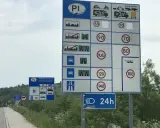 Znaki drogowe w Polsce: dopuszczalne prędkości na autostradzie (50, 70, 80, 100, 120, 140 km/h), opłaty drogowe, zakazy i inne.